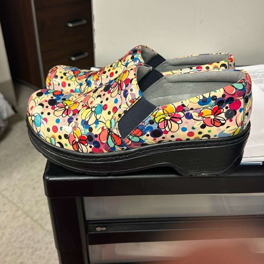 Klogs  nursing shoes